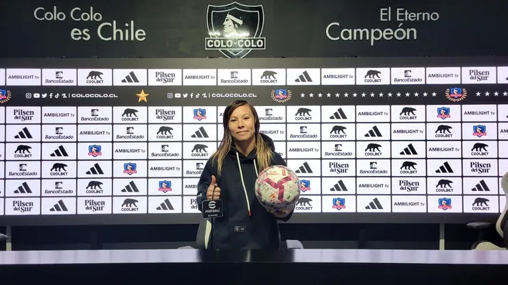 Yanara Aedo se lleva el balón tras su notable triplete