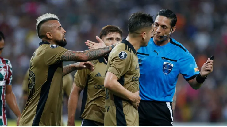 Colo Colo no quedó conforme con el arbitraje de Jesús Valenzuela. | Imagen: Photosport.