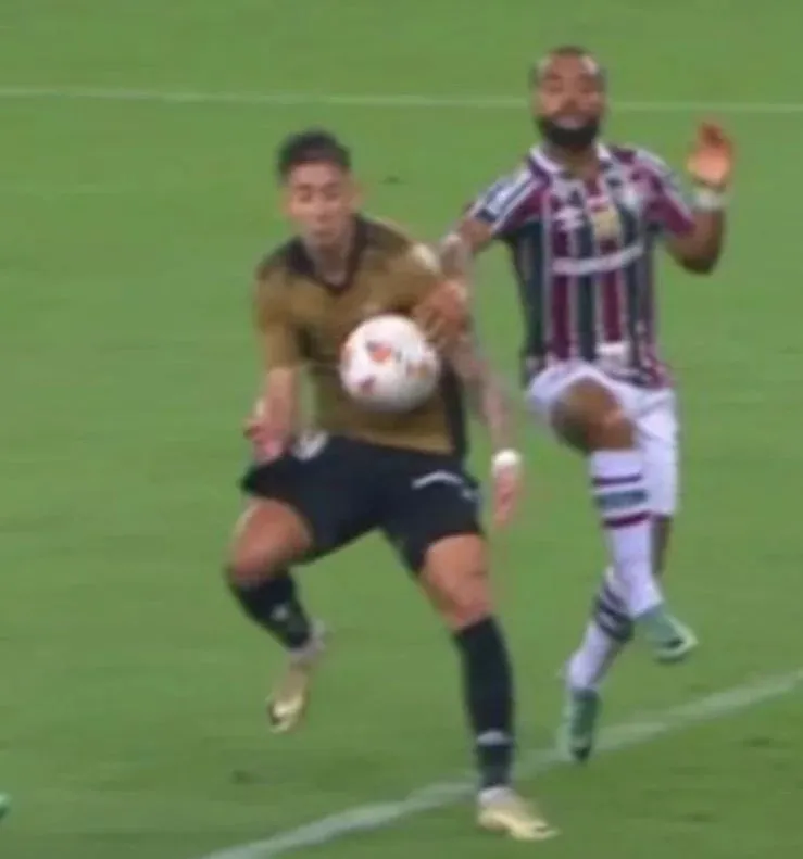 El penal que pudo cobrarse a favor de Colo Colo vs Fluminense.