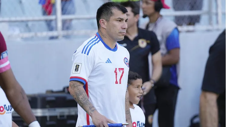 Gary Medel visitó a Colo Colo en Río de Janeiro.