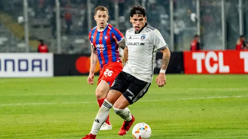 Carlos Palacios y la conversación en el entretiempo durante Colo Colo vs Cerro Porteño.