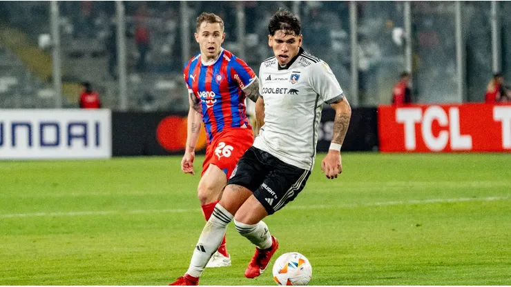 Carlos Palacios y la conversación en el entretiempo durante Colo Colo vs Cerro Porteño.