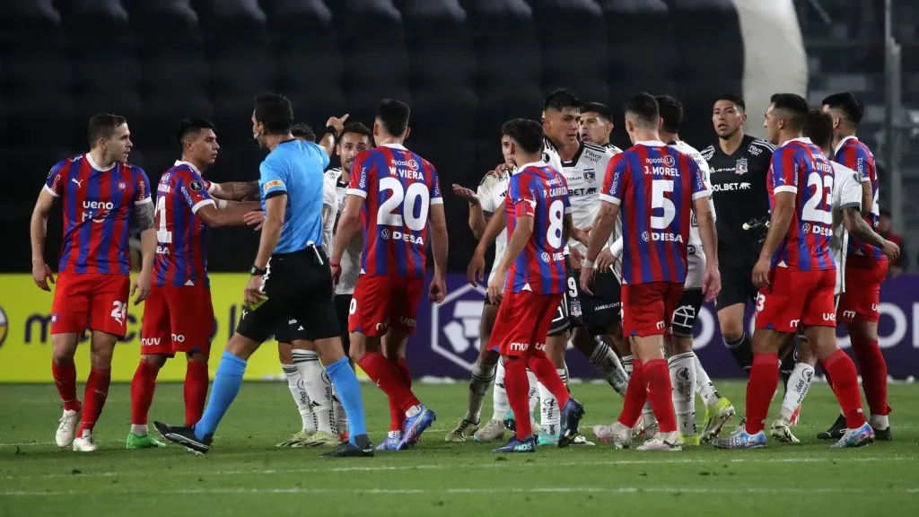 Cerro Porteño terminó cayendo ante Colo Colo en el minuto final.