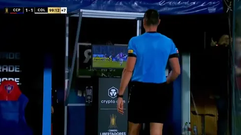 Wlimar Roldán revisó una jugada a favor de Colo Colo y en contra de Cerro.