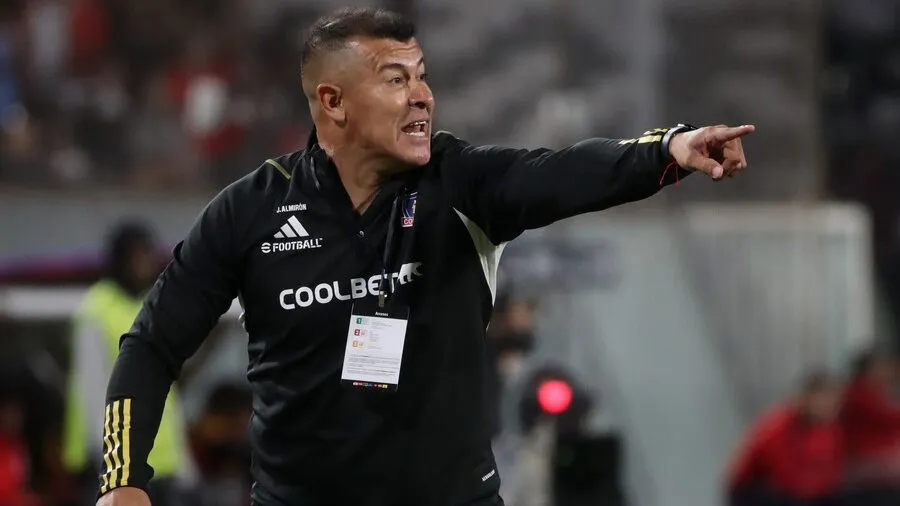 Jorge Almirón sufrió el partido en Paraguay