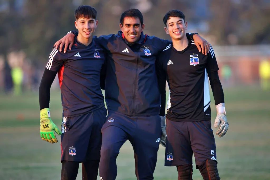 Los arqueros del futuro de Colo Colo junto a Martín Gutiérrez. 