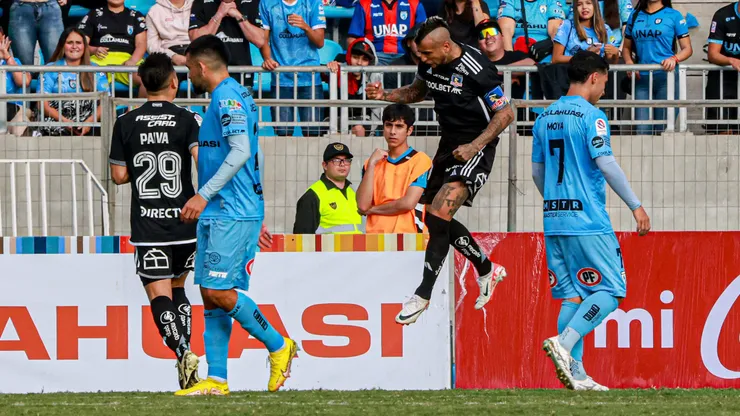 Arturo Vidal anota para Colo Colo de penal