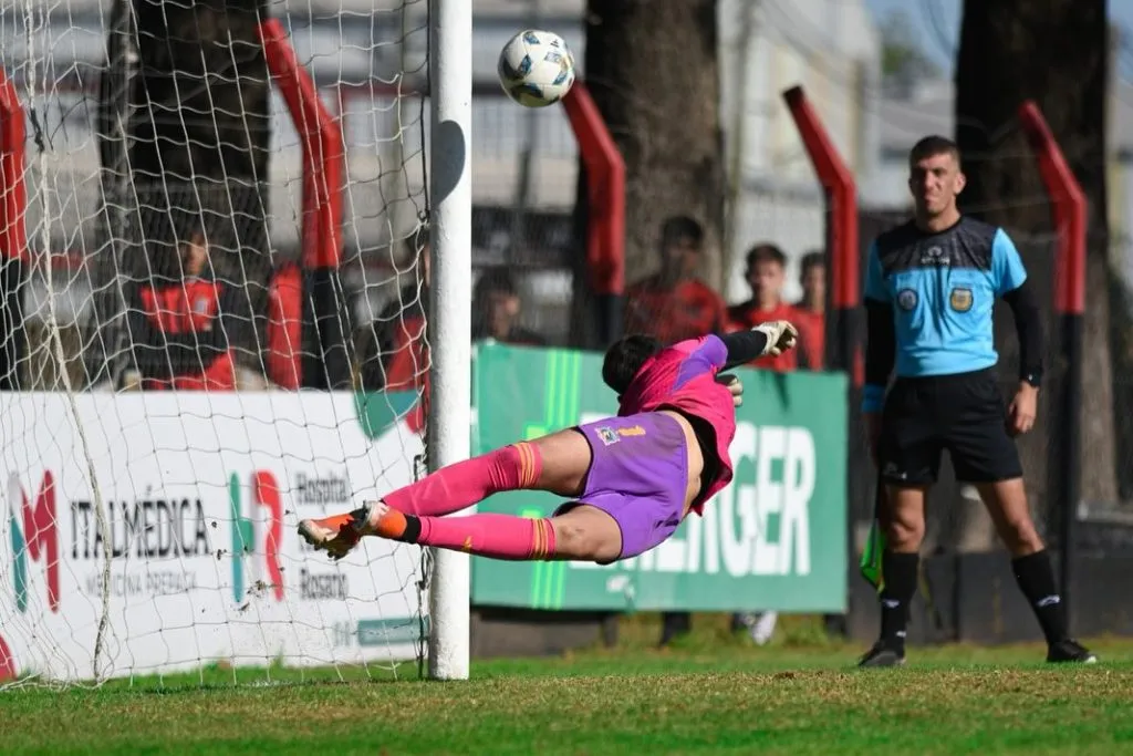 Gabriel Maureira siendo clave en la final de la Copa de Plata del Canteras de América ante Alianza Lima.