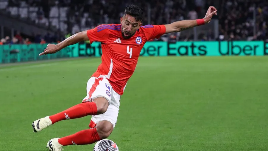 Mauricio Isla ya ha estado en la órbita de Colo Colo. Imagen: Manu Blondeau/AOP/SIPA/PHOTOSPORT