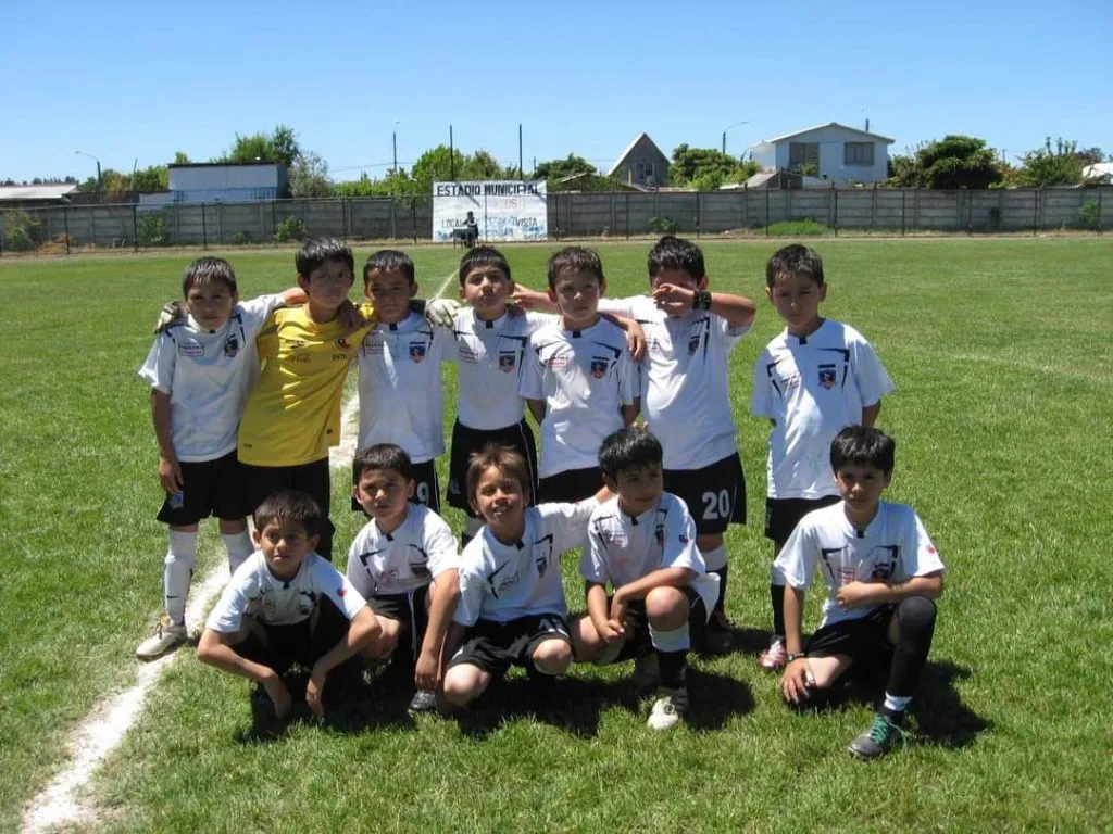 Sebastián Caro en la escuela de Colo Colo en Concepción.