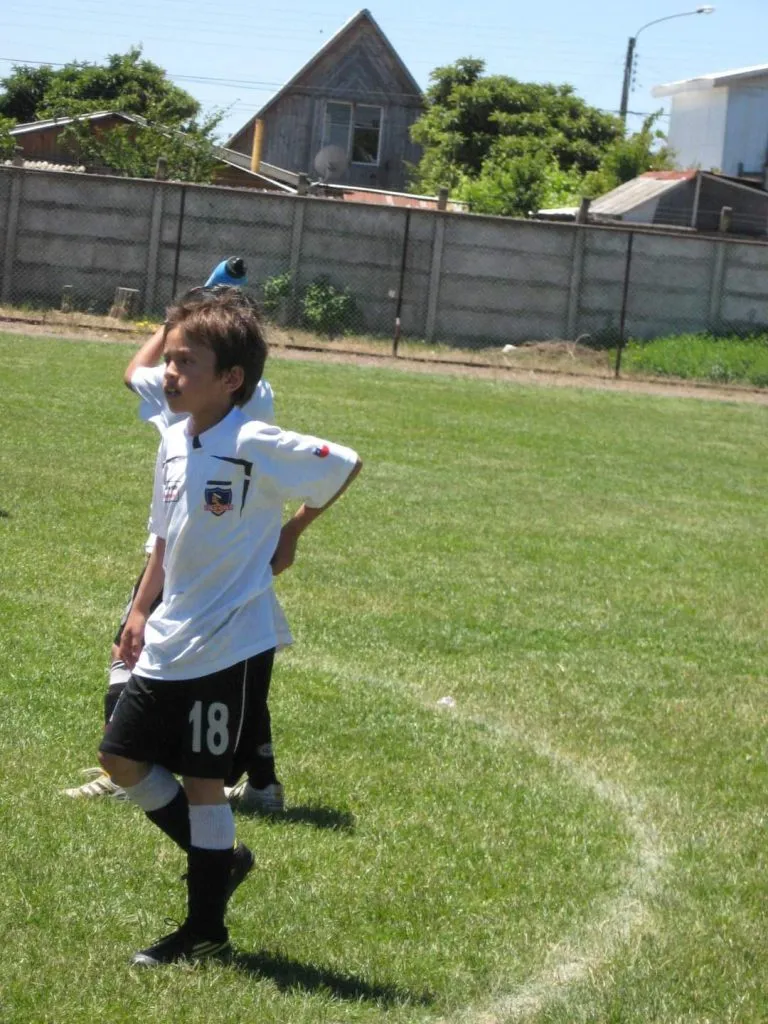 Sebastián Caro en la escuela de Colo Colo en Concepción.