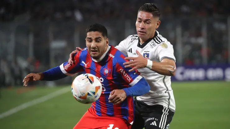 Cecilio Domínguez jugando ante Colo Colo en el Monumental.