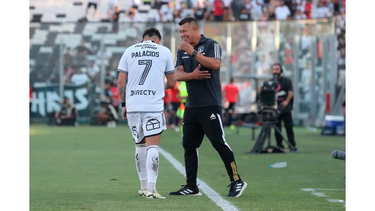 Carlos Palacios recibiendo instrucciones de Jorge Almirón.