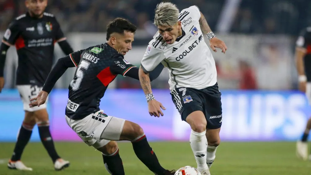 Carlos Palacios jugando ante Palestino este domingo.