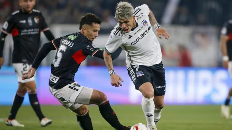 Carlos Palacios jugando ante Palestino este domingo.