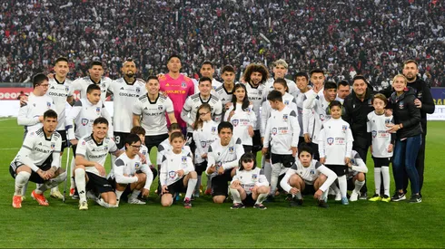 Colo Colo con niños de la escuela Esperanza Alba.