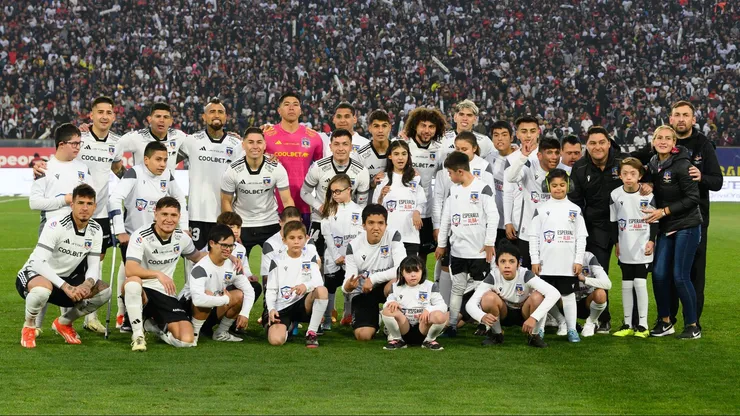 Colo Colo con niños de la escuela Esperanza Alba.