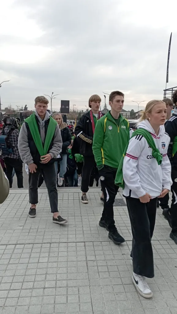 La selección de Australia Futsal haciendo ingreso al Estadio Monumental para el duelo entre Colo Colo y Palestino.Imagen: DaleAlbo