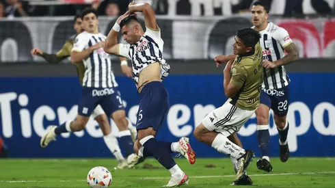 Carlos Zambrano terminó muy molesto por el empate ante Colo Colo.