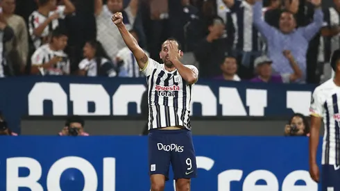 Alianza Lima aprovecha un error garrafal de Colo Colo para marcar la apertura de la cuenta.