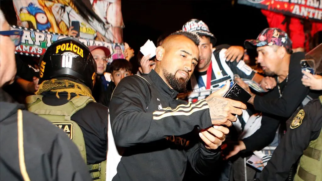 Arturo Vidal se tomó fotos con los hinchas albos en Lima