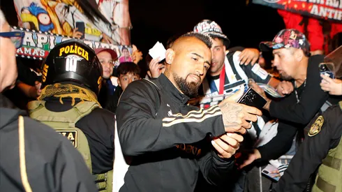 Arturo Vidal se tomó fotos con los hinchas albos en Lima