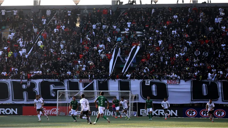 Los extraños papeles que lanzaron en partido de Colo Colo.