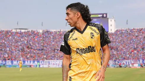 Almirón le tira la pelota a Luciano Cabral para que se decida por Colo Colo.