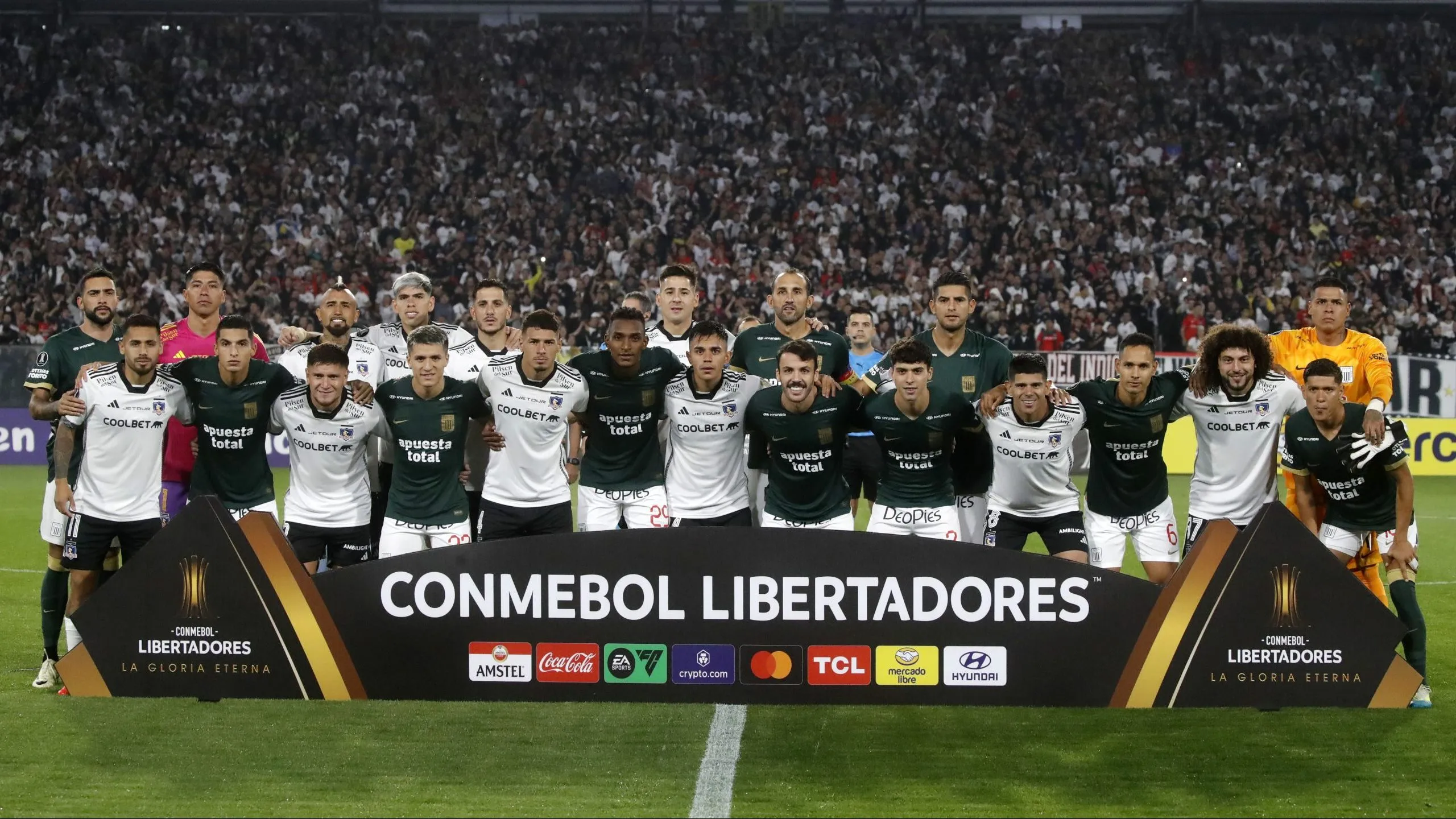 Los jugadores titulares de Colo Colo en partido con Alianza Lima. (Foto: Photosport)