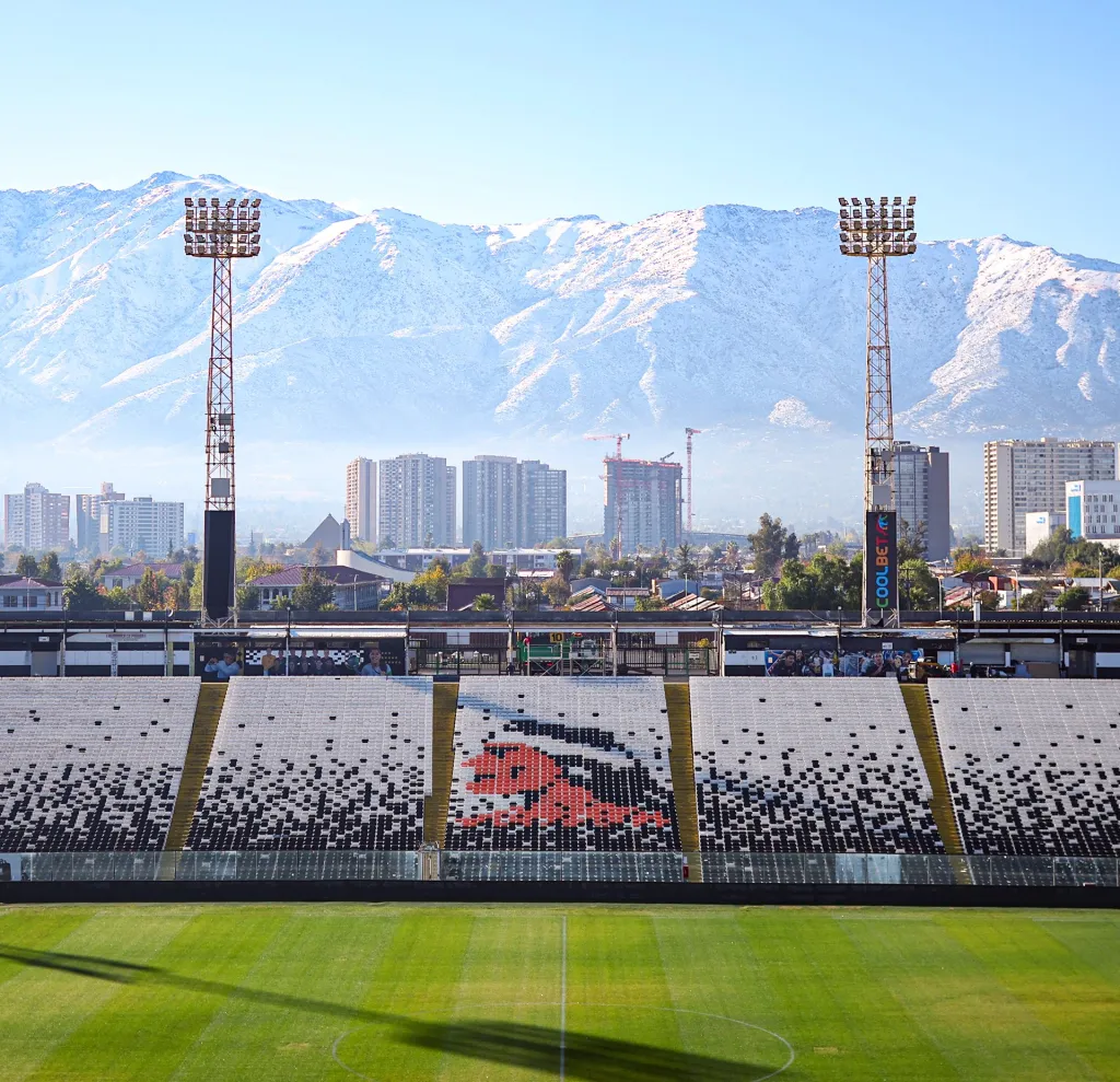 La postal del Estadio Monumental con la cordillera nevada.