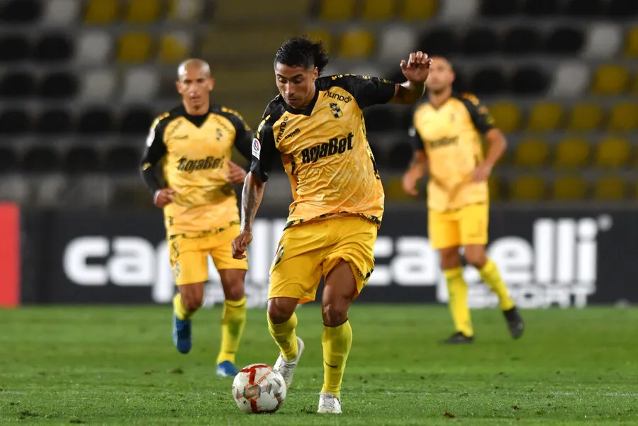 Colo Colo quiere tomar la ofensiva por Luciano Cabral.