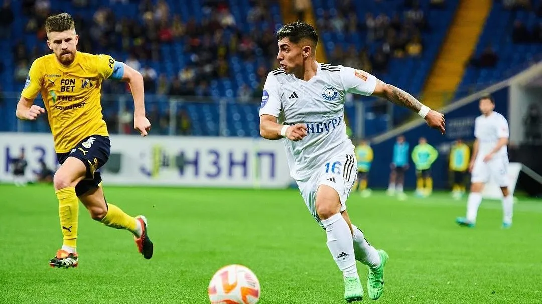 Jordhy Thompson en el último partido del Orenburg vs Rostov. (Foto: jordhyth_42)