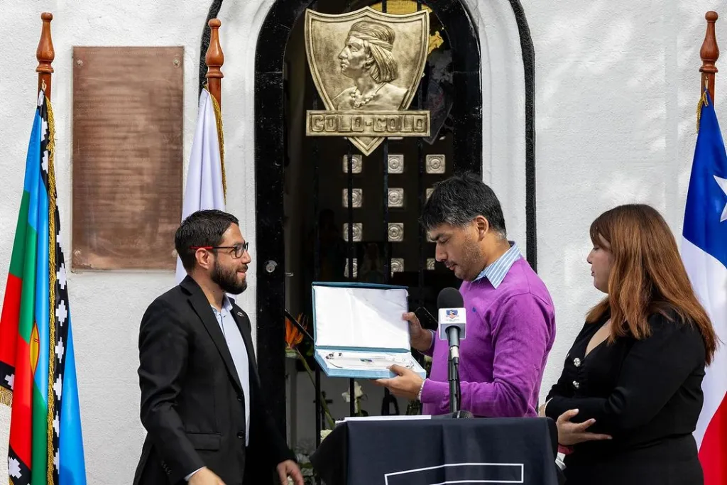 Sebastián Salinas recibió el premio Raúl Prado Cavada del CSD Colo Colo.