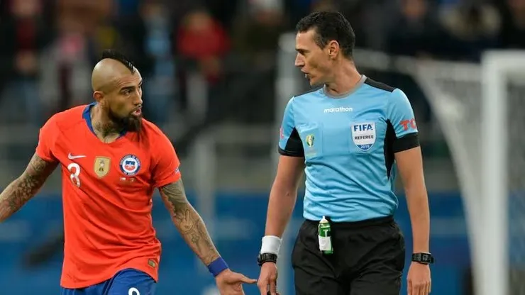 Arturo Vidal cargó con todo ante Wilmar Roldán.