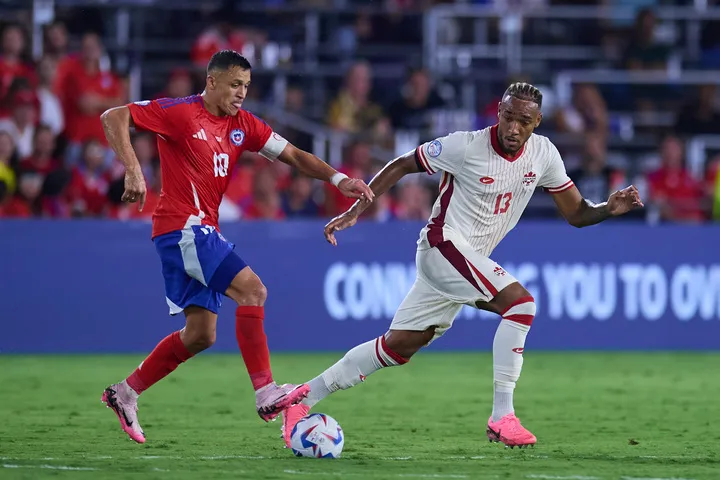 Alexis Sánchez criticó el arbitraje tras la eliminación de Chile. Imagen: Photoshop