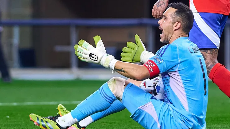 Claudio Bravo se refiere a las polémicas que marcaron la caída de Chile vs Argentina.