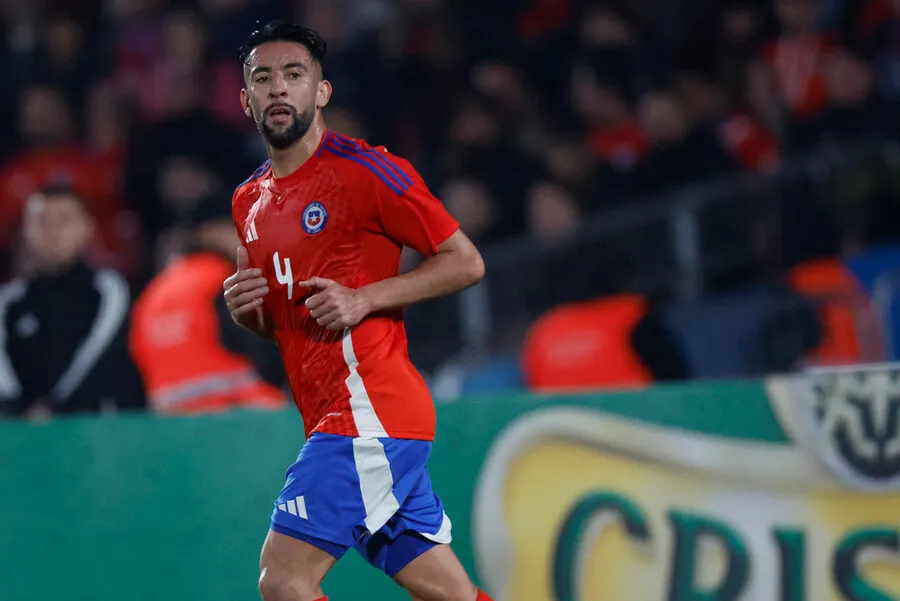 Mauricio Isla deberá definir su futuro deportivo. Imagen: Andres Pina/Photosport