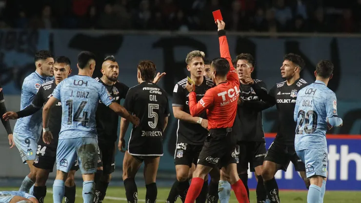 Futbol, O’higgins vs Colo Colo Cuartos de final - Ida, Copa Chile 2024. El arbitro Victor Manzor le muestra tarjeta roja al jugador de Colo Colo Arturo Vidal, durante el partido de cuartos de final de Copa Chile 2024 frente a O’higgins realizado en el Estadio El Teniente de Rancagua, Chile. 23/6/2024 Jorge Loyola/Photosport Football, O’higgins vs Colo Colo Round of 8, 2024 Copa Chile Championship. Referee Victor Manzor a shows a red card to Colo Colo player Arturo Vidal, during the round of 8 match of the Copa Chile Championship against O’higgins at the El Teniente stadium in Rancagua, Chile. 23/6/2024 Jorge Loyola/Photosport