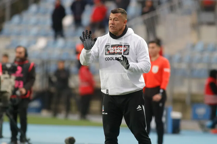 Jorge Almirón sigue esperando la llegada de sus nuevos refuerzos. Imagen: Jorge Loyola/Photosport