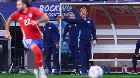 Ricardo Gareca critica la cancha, al árbitro y a Perú.