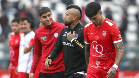 Arturo Vidal fue el centro de las miradas de los jugadores de Colegio Quillón tras el encuentro por la Copa Chile en el Estadio Monumental.