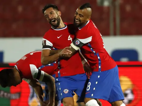 Arturo Vidal la tira al córner ante posible llegada de Isla a Colo Colo