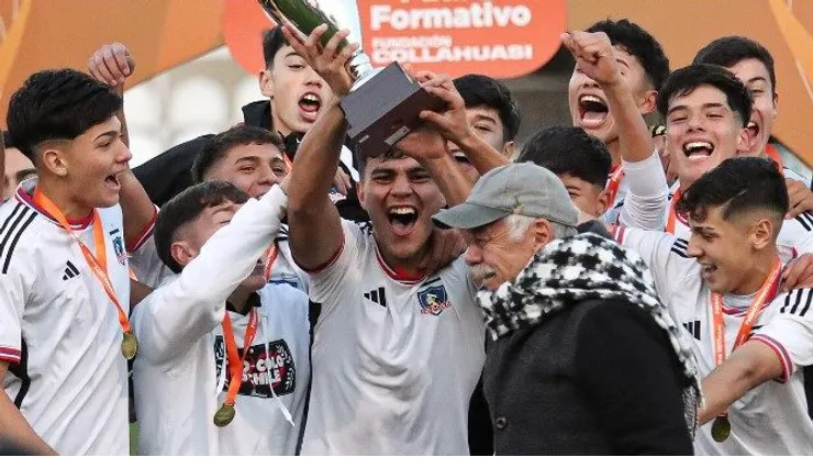 Colo Colo Sub 16 celebra luego de que Caszely entrega la copa