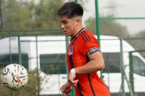 Bastián Silva con la camiseta de Colo Colo proyección