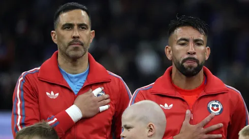 Claudio Bravo y Mauricio Isla con la camiseta de la Selección.