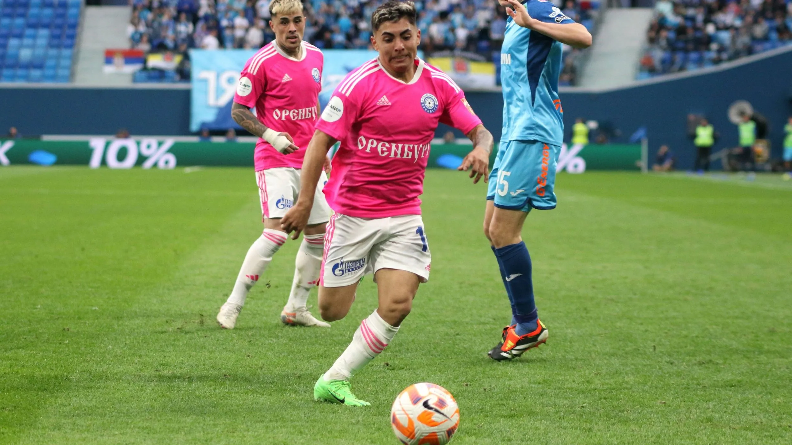 Thompson podrá seguir jugando en el fútbol de Rusia | Foto: Imago