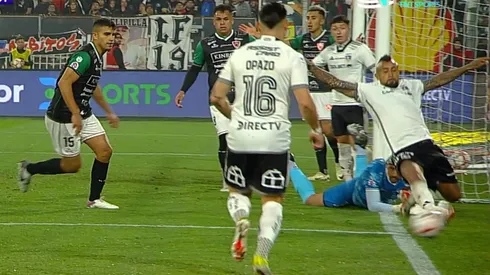 Arturo Vidal intenta conectar la pelota que había terminado en gol de Damián Pizarro