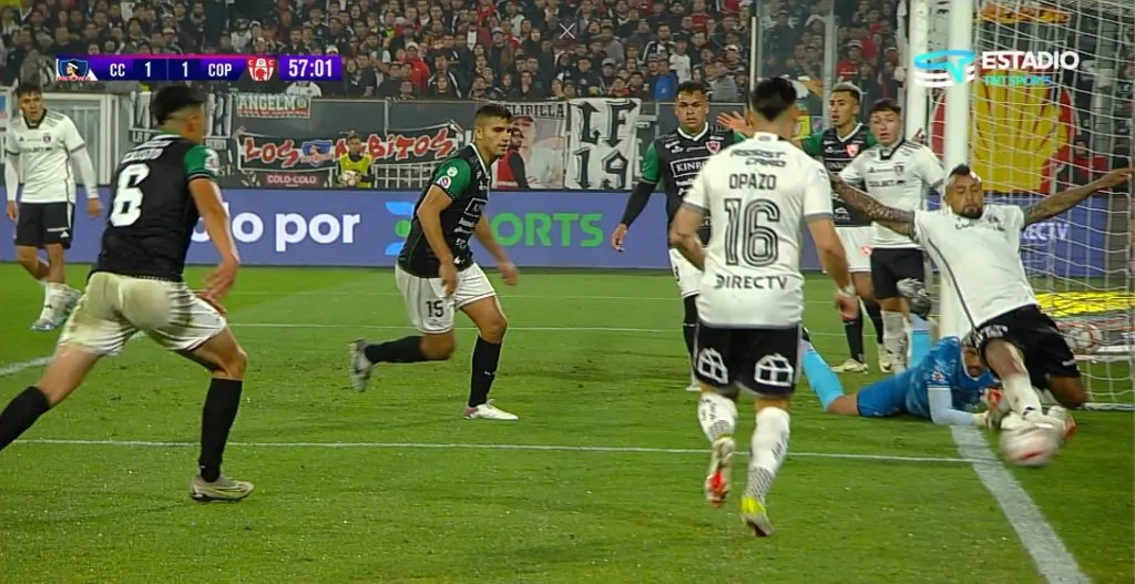 La pelota rescatada por Arturo Vidal