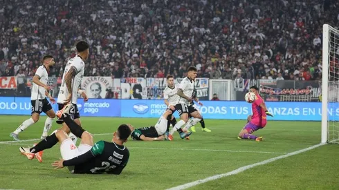 Felipe Reynero conecta y anota el 1-0 ante Colo Colo.