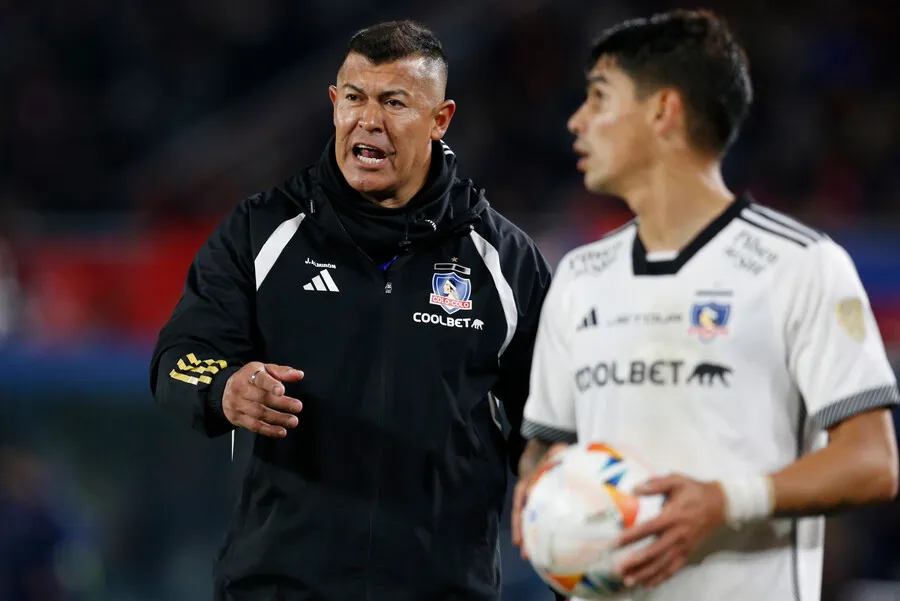 Jorge Almirón llamó a invertir en Colo Colo. Imagen: Cesar Olmos/Photosport